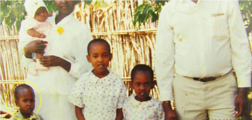 Nduwayezu (ku ruhande imbere ya nyina), ari kumwe n'abavandimwe be ndetse na se mbere ya Jenoside. 