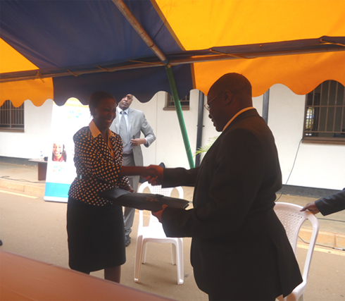 Ba Minisitiri bahererekanya impapuro z