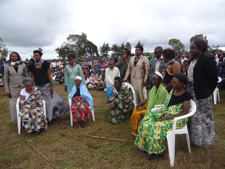 Abakecuru batanu b'incike bashumbushijwe abana n'abuzukuru.