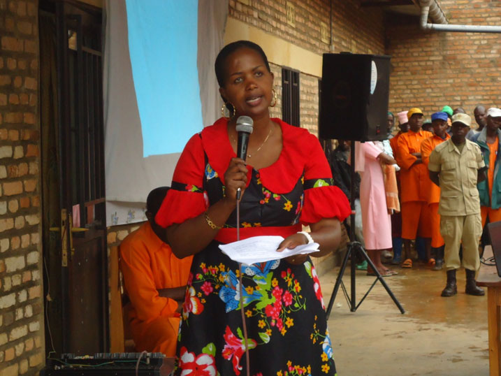 Ngaboyisonga Mukanyangezi Dative ushinzwe kugorora n'imibereho myiza n'uburenganzira bwa muntu muri RCS yigisha abagororwa bo muri gereza ya Miyove.