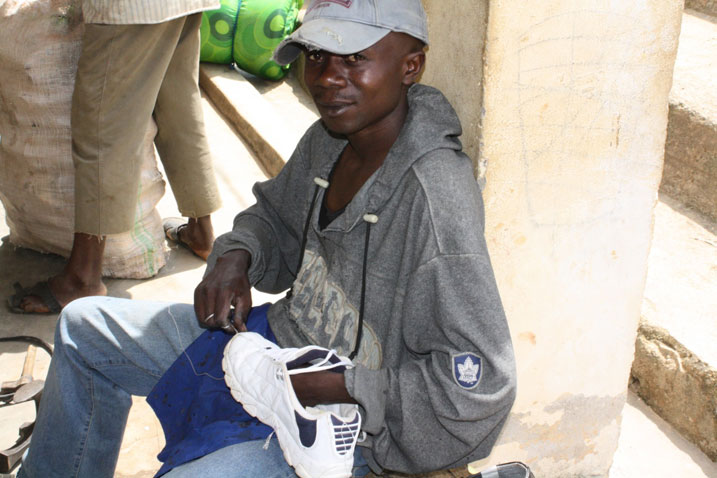 Nganyirende Jean Damascene a.k.a KAZI NI KAZI aragira inama urubyiruko kudatakaza igihe rugashaka ibyo rukora byinjiza amafaranga.