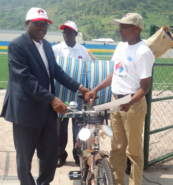 Kuradusenge Vedaste yashimiwe kuba ariwe Munyarwanda umaze gutanga amaraso inshuro nyinshi. Amaze kuyatanga inshuro 40.