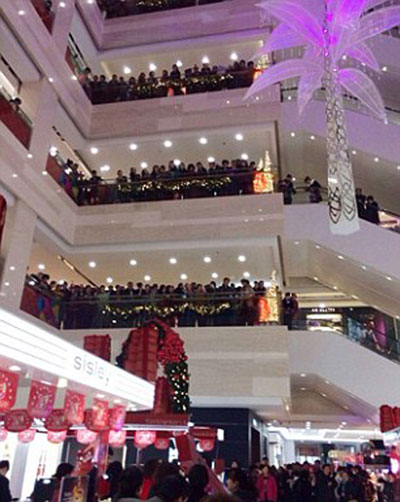 Ngiryo iduka bahahiragamo, umusore yiyahuye asimbutse aturutse hejuru.