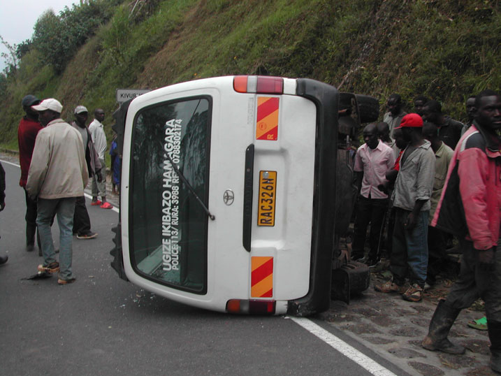 Iyi tagisi ngo yari ifite umuvuduko mwinshi inanirwa gukata ikorosi irahirima.