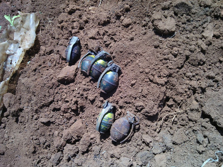 Umusaza Tabaro ngo yavumbuye ibi bisasu arimo guhinga.