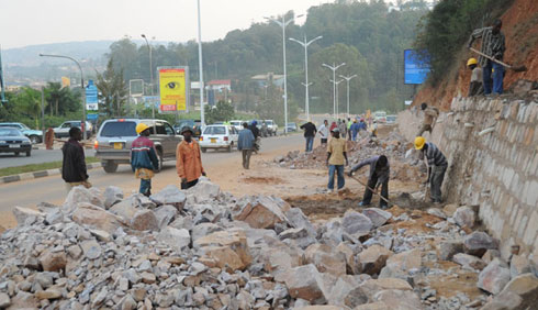 Ngo hari ibikorwaremezo bisaba amafaranga menshi uturere tutabashaga kubonera icyarimwe.