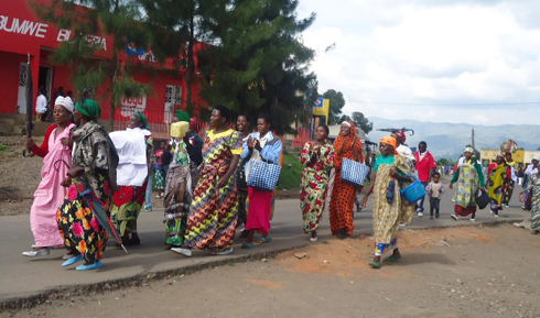 Iyo umubyeyi yabyariye kwa Muganga bamusanga yo agataha bamushagaye, bamuririmbira inzira yose kandi bagenda n'amaguru.