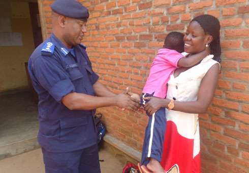 Nibakuze Marie Claire ashyikirizwa umwana we.