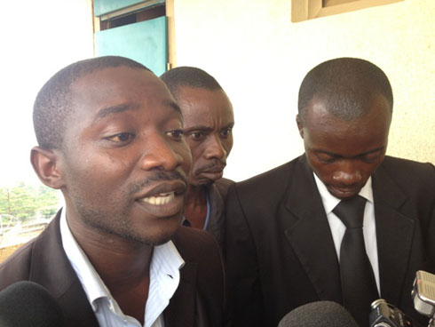 Nigirente na bagenzi be bari gusobanurira abanyamakuru icyo batekereza cyakorwa kugira ngo bakomeze bakore.