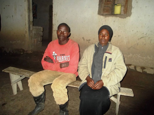 Niragire n'umugore we bavuga ko bafite impungenge kubera uwo muntu wazanye inzoka mu rugo rwabo.