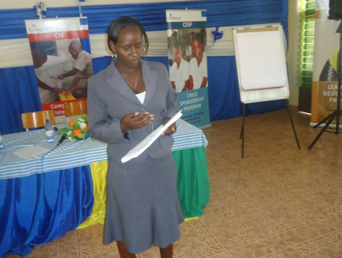 Nirere Francoise, umuyobozi w'akarere ushinzwe imibereho myiza, asaba abafatanyabikorwa guharanira uburengazira bw'umwana.