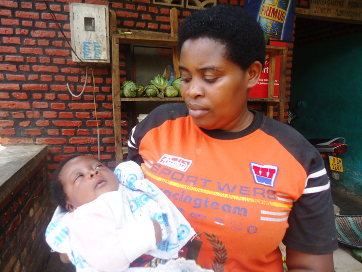 Niyikiza Elise ucuruza boutique ateruye uruhinja umugore utaramenyekana yahaye umwana wari uje guhaha ngo aruhazane.