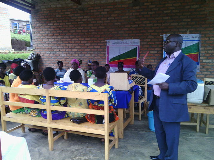 Niyitanga Augustin, ukuriye abaforomo n'ababyaza mu bitaro bya Kigeme aganira n'ababyeyi baje gukingiza.