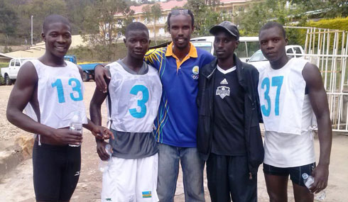 Niyomugabo Jackson (13) na barumuna be, bari kumwe na Niyonsaba C (S/E Bwishyura), ndetse na Rutuku JMV, umuyobozi wa Zenith Club yegukanye intsinzi ya Triathlon.