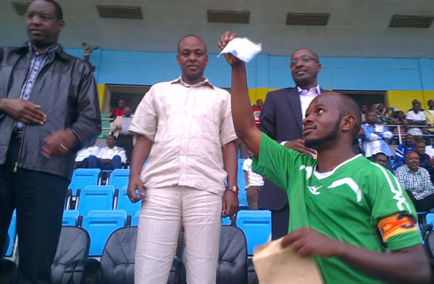 Niyonkuru Radjou Kapiteni wa Kiyovu Sport areba Sheki ya Miliyoni ebyiri ikipe ye yari imaze kwegukana.