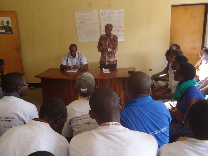 Niyonsaba Cyriaque, Umunyamabanga Nshingwabikorwa w'Umurenge wa Bwishyura atangiza ku mugaragaro ibiganiro.