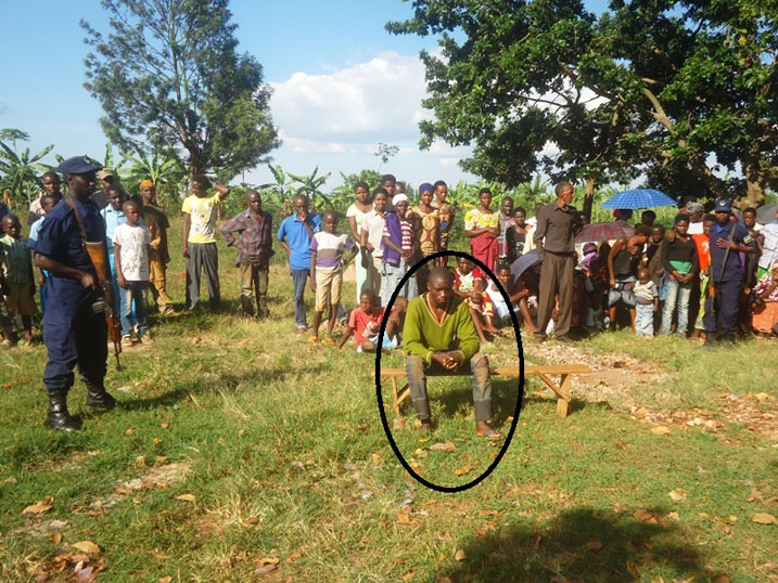 Nizeyimana Fabrice uzwi nka Kadogo (wicaye ku ntebe imbere) ategereje ko Urukiko Rwisumbuye rwa Ngoma rusoma icyemezo.