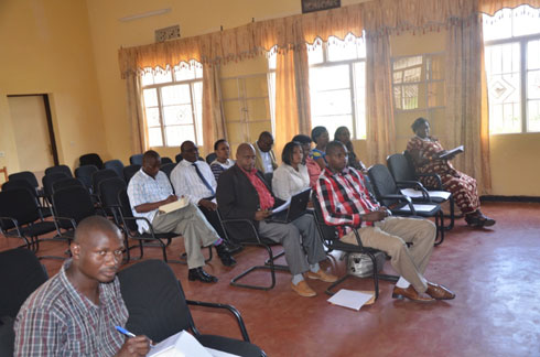 Abagize Inama Njyanama y'akarere ka Rusizi bateraniye ku kibazo cy'ubwegure bwa bamwe mu bayobozi b'akarere.