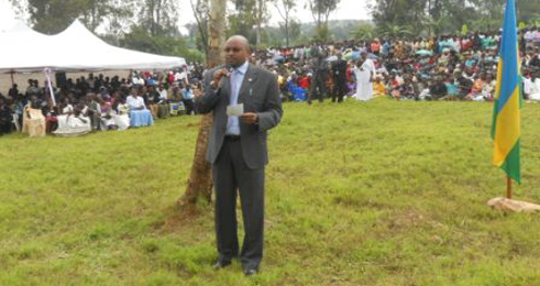 Egide Nkuranga, Visi Perezida wa mbere wa IBUKA, asobanurira abanya kamonyi akamaro ko gushyingura imibiri y