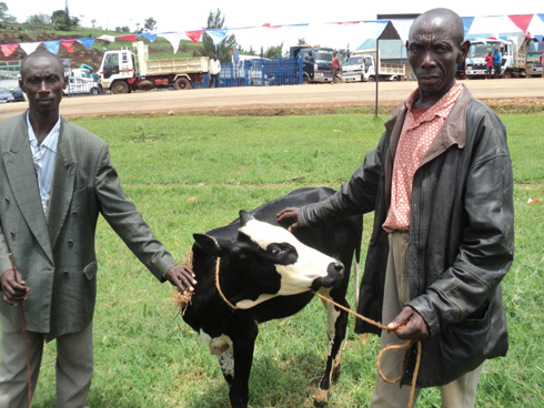 Umunyamuryango wa FPR-Inkotanyi yoroza umuturage w'umukene.