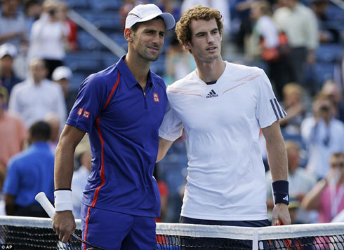 Novak Djokovic (ibumoso) na Murray bifotoza mbere yo guhangana mu mukino wa nyma wa US Open.