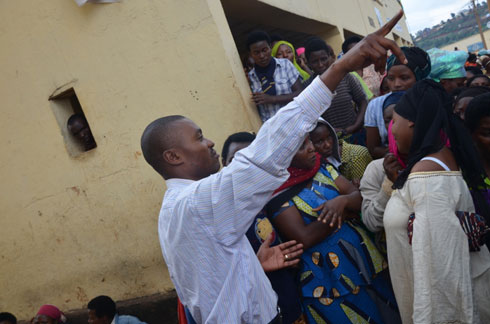 Nsabimana Theogene uyobora umurenge wa Kamembe yahaye abagore bacuruza imboga amasaha ntarengwa yo kwimuka.