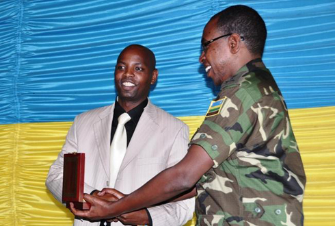 Nsanzabaganwa Emile, umuyobozi wa Njyanama y'akarere ka Karongi nawe yahawe impano n'umushyitsi mukuru.