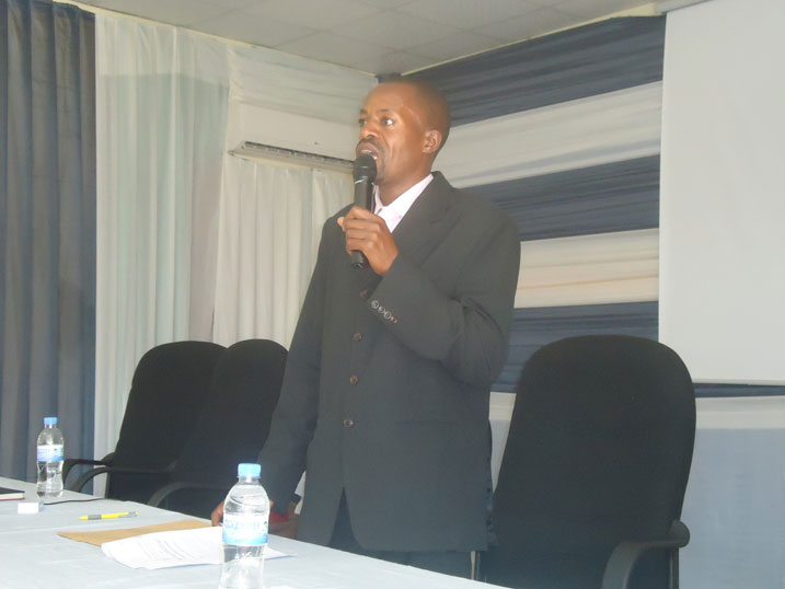 Nsanzimana Sylvestre, umuganga ushinzwe ubuzima bwo mu mutwe mu Bitaro bya Kibuye atanga ikiganiro ku ihungabana.