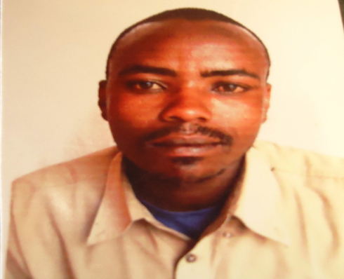 Nsengimana Ladislas, ukora akazi ko gutwara moto wibwe ipikipiki nyuma yo gusinzirizwa.