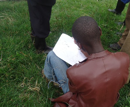 Nsengimana ari gushushanya ku rupapuro.