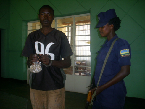 Nsengiyumva Jean ari mu maboko ya polisi mu karere ka Nyanza kubera gukora ubucuruzi bw