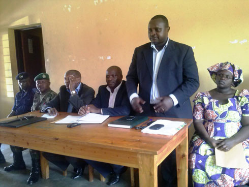 Nshimiyimana Ruzigana E, umuyobozi w'umurenge wa Twumba aganira n'abahinzi.