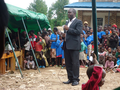 Umunyamabanga nshingwabikorwa w'akarere ka Nyamagabe yasabye abaturage kwima umwanya abangiza ibikorwaremezo.