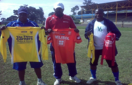 Nshimiyimana Maurice (hagati) ari kumwe n'abandi batoza bafatanya gutoza Musanze FC.