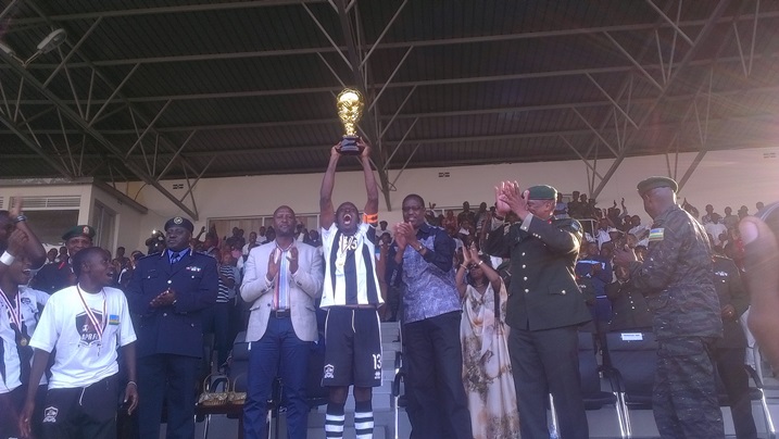 Nshutinamagara Isamail, Kapiteni wa APR FC amaze gushyikirizwa ikombe na Minisitiri wa Siporo Protais Mitali.