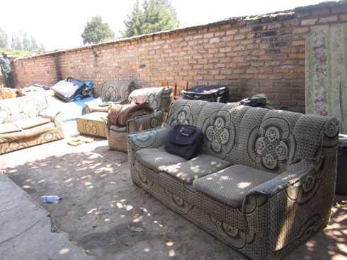 Nta ntebe yo mu nzu ye irashya.