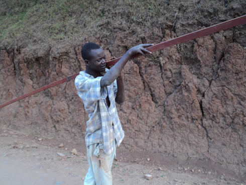 Ntakirutimana yikoreye icyuma yafatanywe wibye.