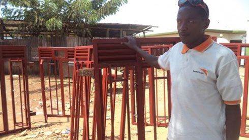 Ntamugabumwe muri atoriye ye aho akorera ibikoresho bitandukanye.