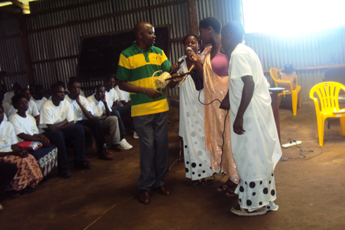 Umuhanzi Ntamukunzi wo mu Majyaruguru yasusurukije abari aho