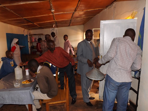 Iyi resitora yagawe ko abakiriya bakarabira imbere aho barira.