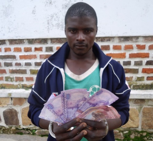 Ntihabose ari mu maboko ya polisi kubera amafaranga mpimbano 21.000 (Foto: L. Nshimiyimana)