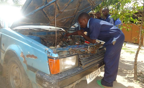 Ntihinyurwa yagarukiye mu mwaka wa kabiri ubu yiga gukanika imodoka.