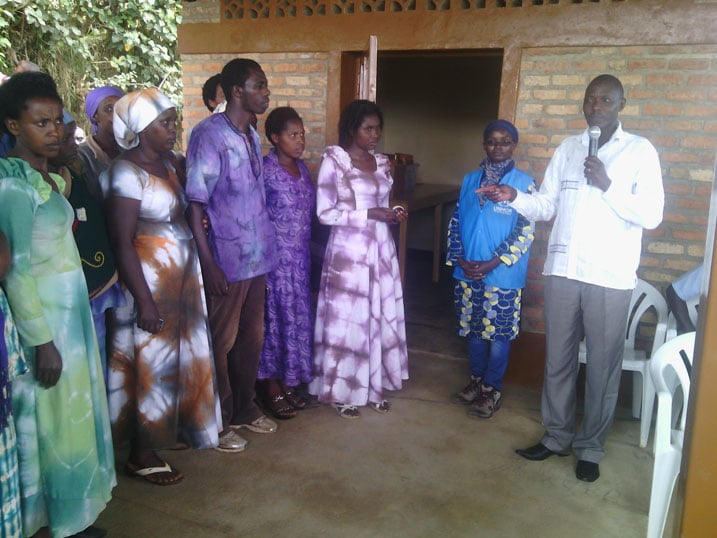 Ntirenganya Deogratias, umuyobozi w'inkambi ya Kigeme na Patricia Otiato, umukozi wa UNHCR bashyikiriza Kundubuzima inyubako yo gukoreramo.