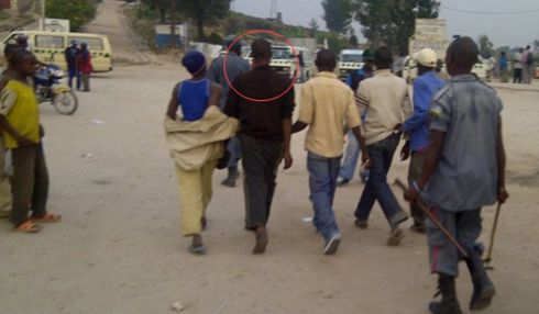 Ntirugiribambe abaturage bamwijyaniye kuri polisi.