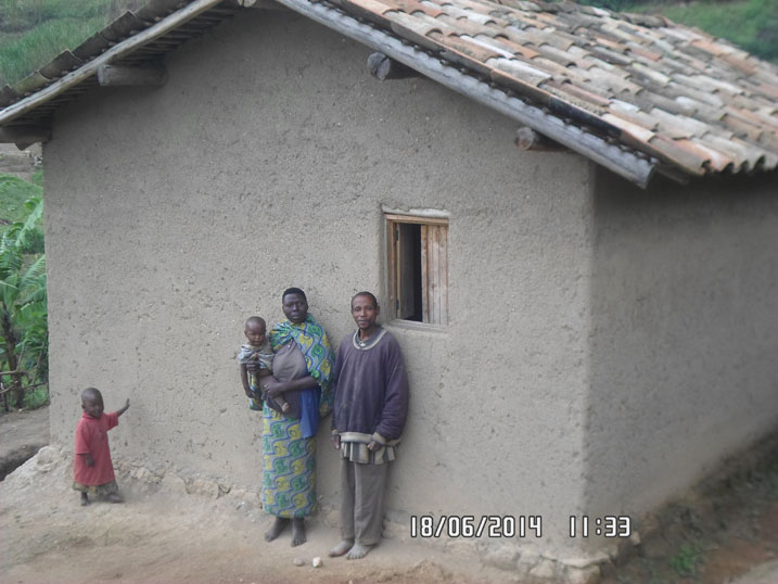 Ntirumenyerwa n'Umuryango we barashima uwabahaye isambu akanabubakiramo inzu n'ubwiherero.