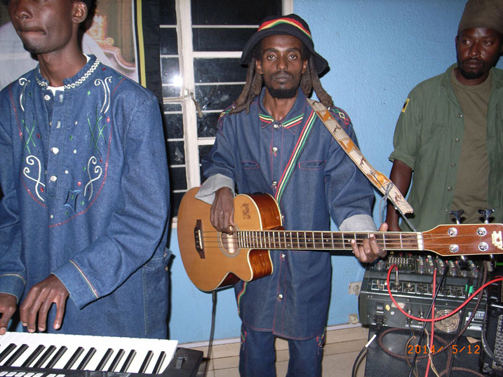 Nubuhoro afite gitari.