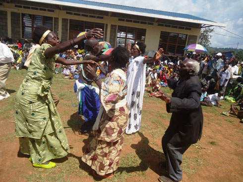 Nubwo bageze mu zabukuru, ntibibabuza kwishima ngo bacinye akadiho.