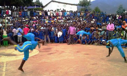 Nubwo bari mu buhunzi, bagerageze kwidagadura uko bishoboka.