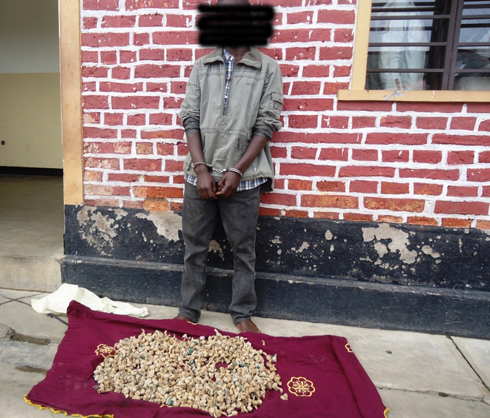 Uyu mwana w'imyaka 15 wakabaye ari mu ishuri yafatanywe udupfunyika 700 tw'urumogi.