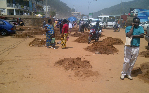 Abashinzwe isuku baragerageza kongera gusukura imihanda yari yuzuriranye isayo.